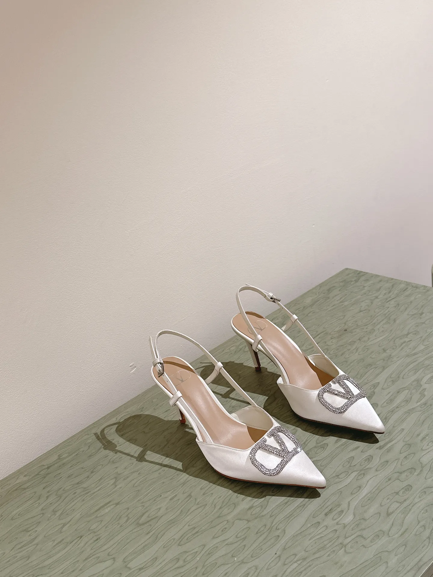 👟👟Ex-factory price 520👟👟 ²⁰²4 𝐬𝐬 Versatile series for all seasons! Is your shoe cabinet missing a pair? [Proud] Purchasing agent level! 🔥 The entire VALENTINO series is produced by Taiwan-funded factories! Getting in and out of the counter is stress-free! ROCKSTUD Valentino studded patent leather ballet flats ONE STUD retro craft pyramid large rivet buckle flats/high heels Smooth shoe lines and awesome version Comfortable upper foot. Increases height. Looks slimmer. Elongates leg lines. Imported mirrored calfskin/cow patent leather/high-density silk material Lambskin lining Italian high-density leather outsole Size35-39 (40/41/42 can be customized) Heel height: flat/4cm/6cm/8cm ♺Full set of synchronized gift box💝packaging!